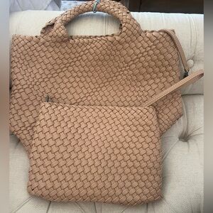 Woven bag with separate zipper pouch